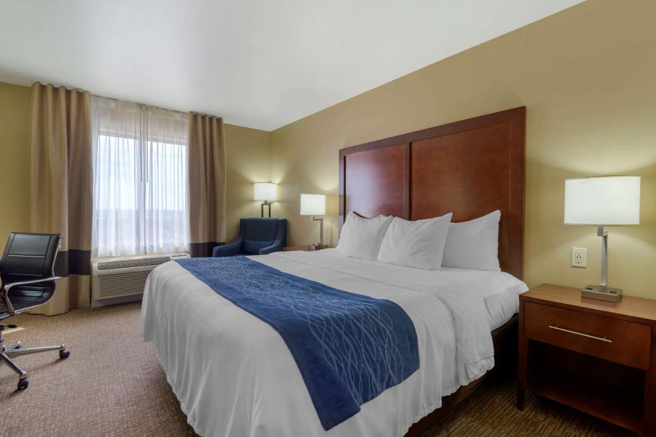 Comfort Inn & Suites Mandan - Bismarck Exterior photo