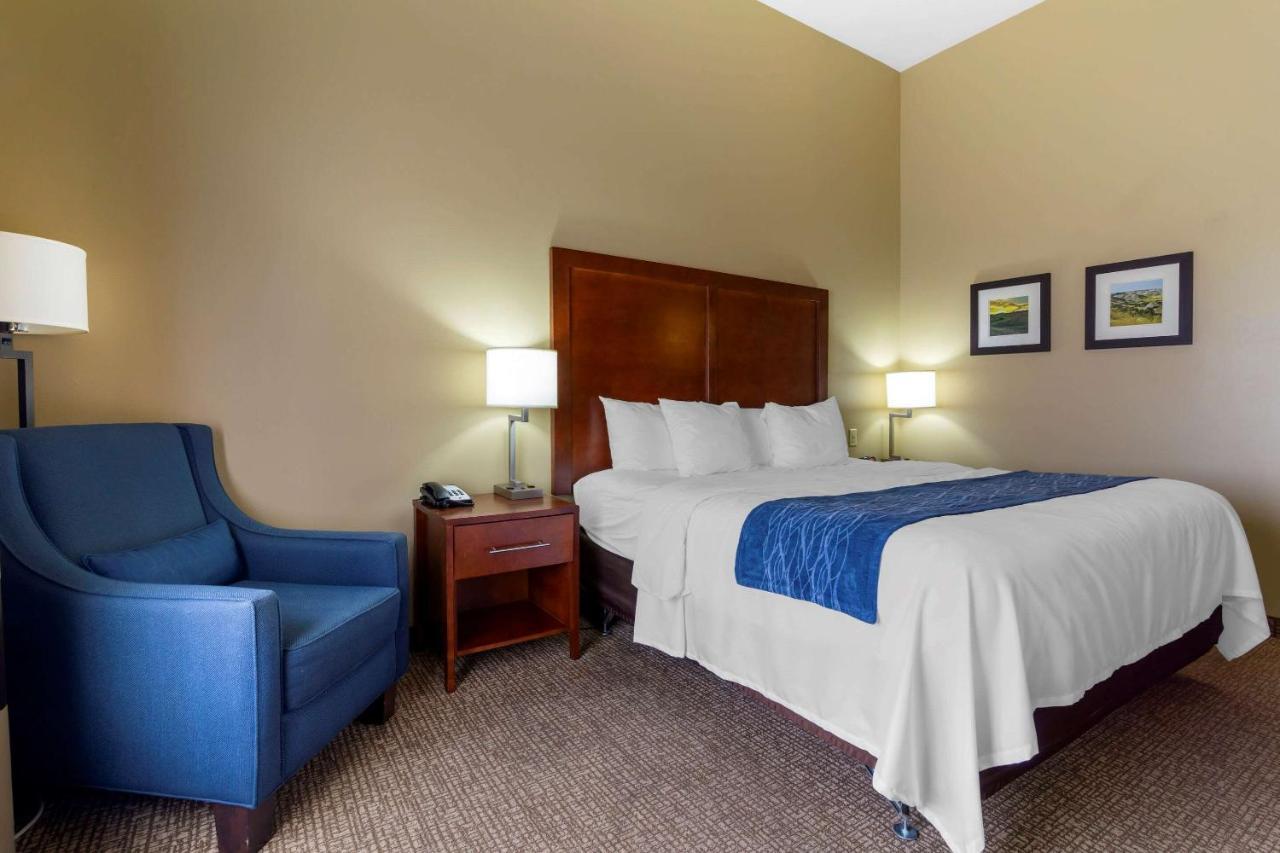 Comfort Inn & Suites Mandan - Bismarck Exterior photo
