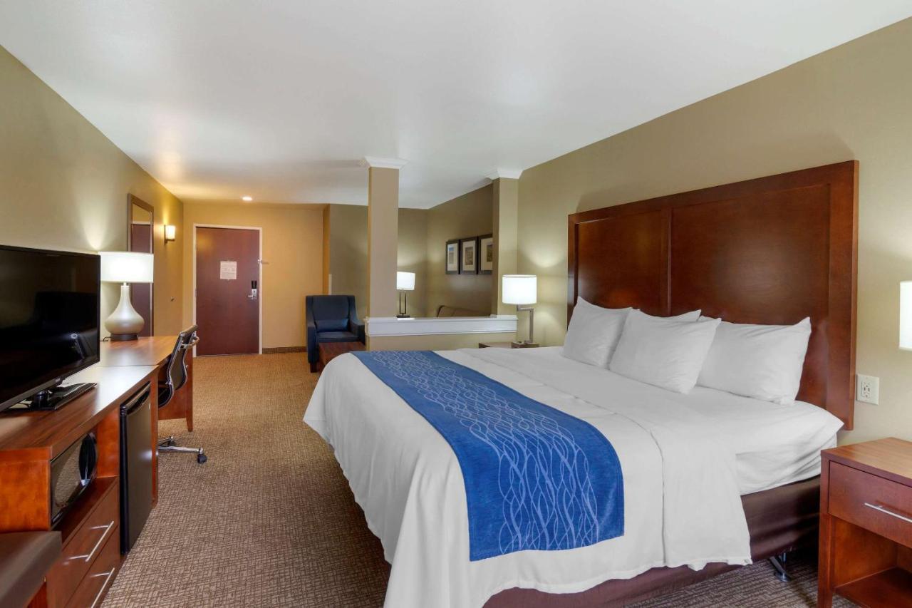 Comfort Inn & Suites Mandan - Bismarck Exterior photo