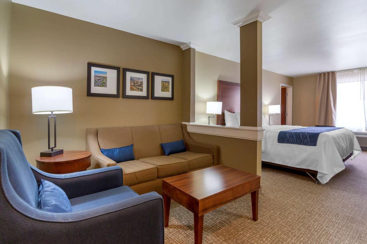 Comfort Inn & Suites Mandan - Bismarck Exterior photo