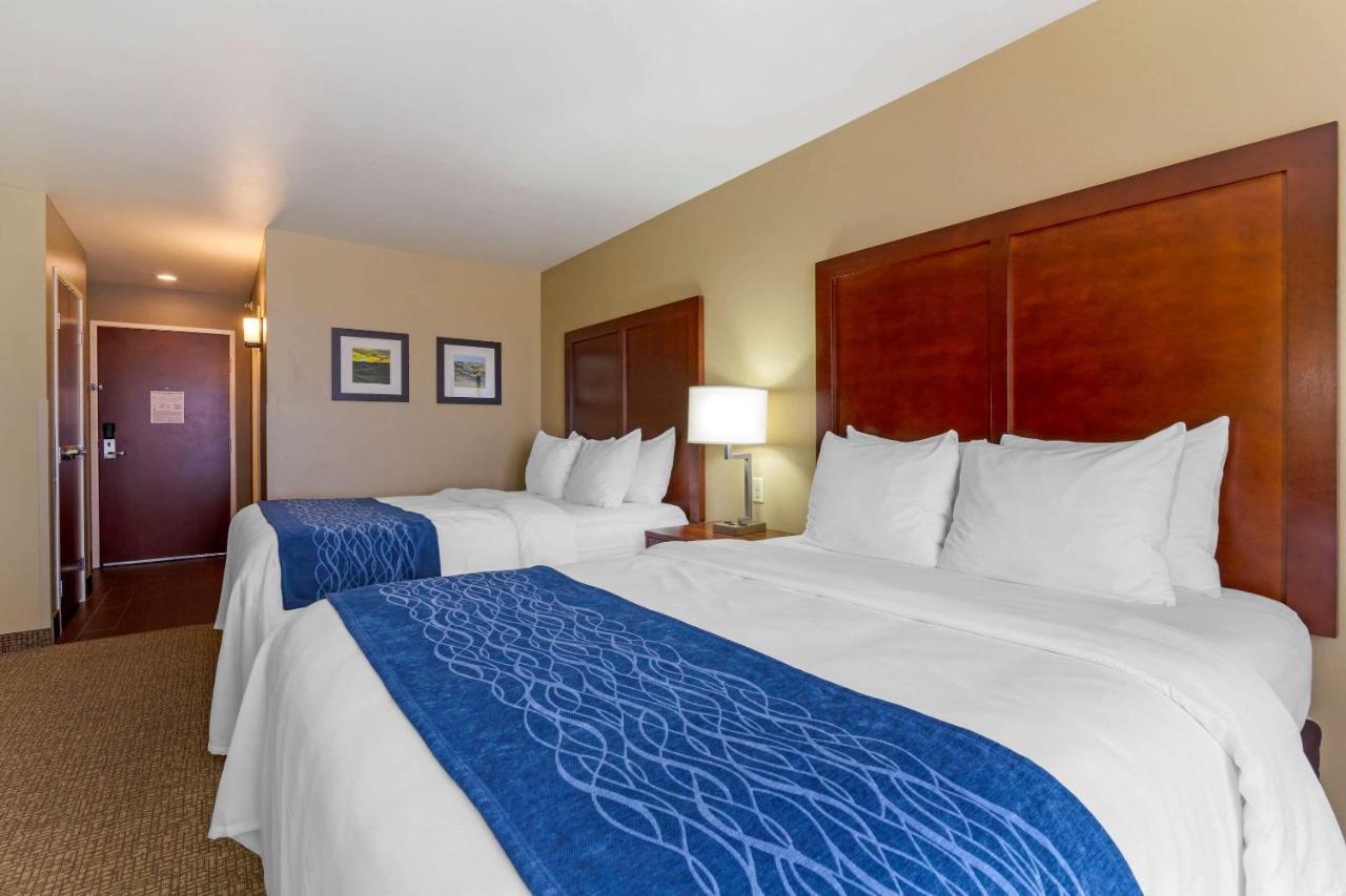 Comfort Inn & Suites Mandan - Bismarck Exterior photo