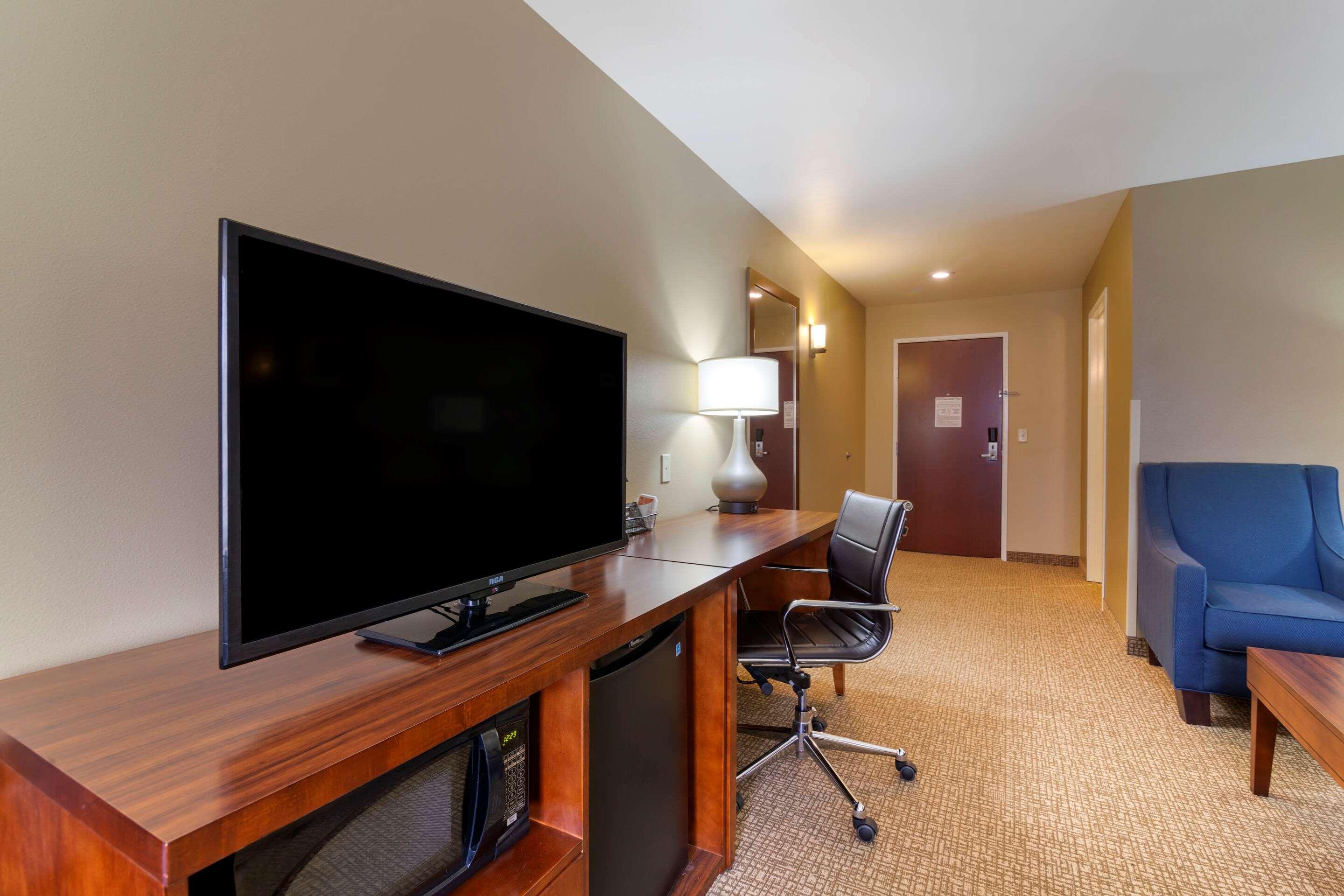 Comfort Inn & Suites Mandan - Bismarck Exterior photo