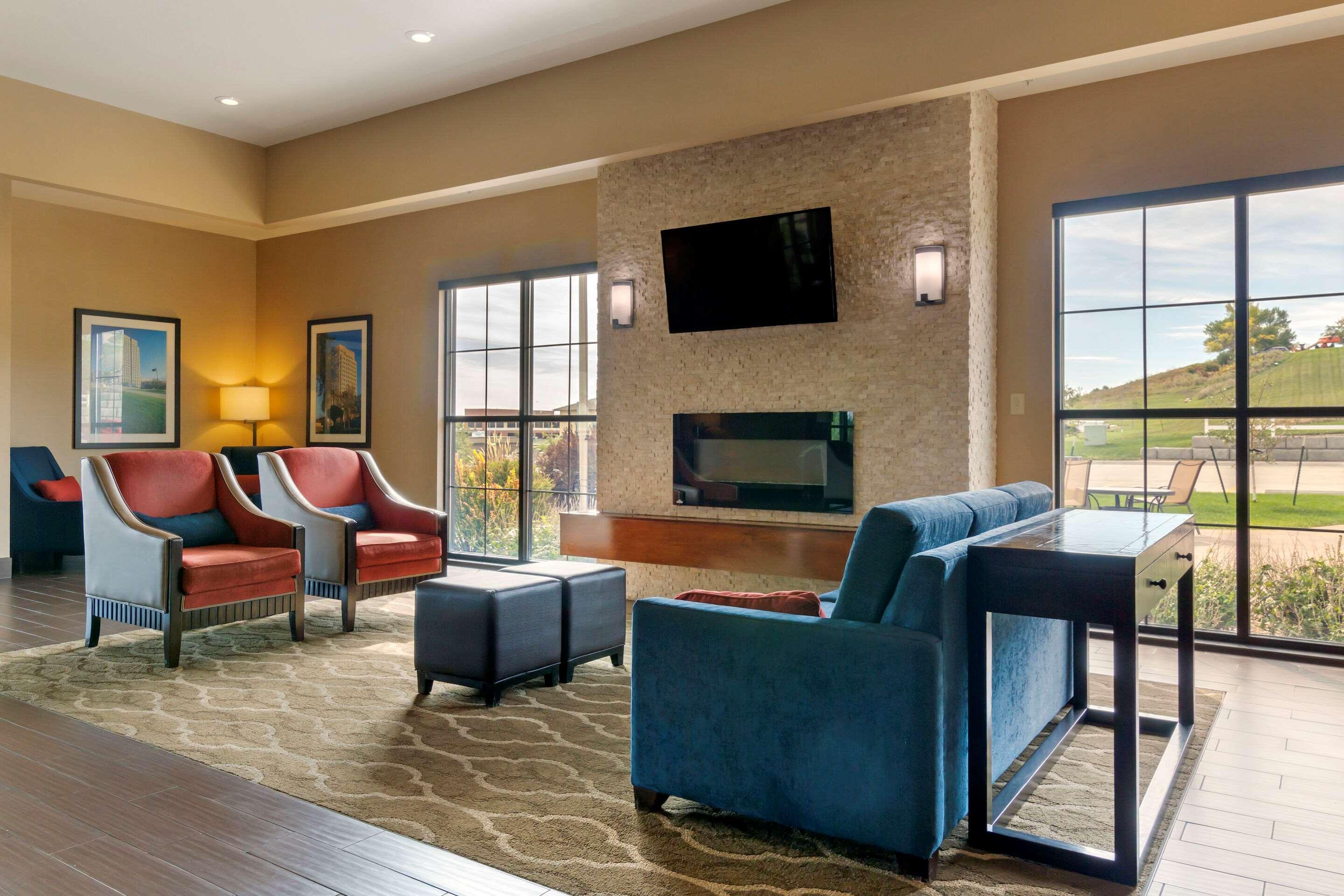 Comfort Inn & Suites Mandan - Bismarck Exterior photo
