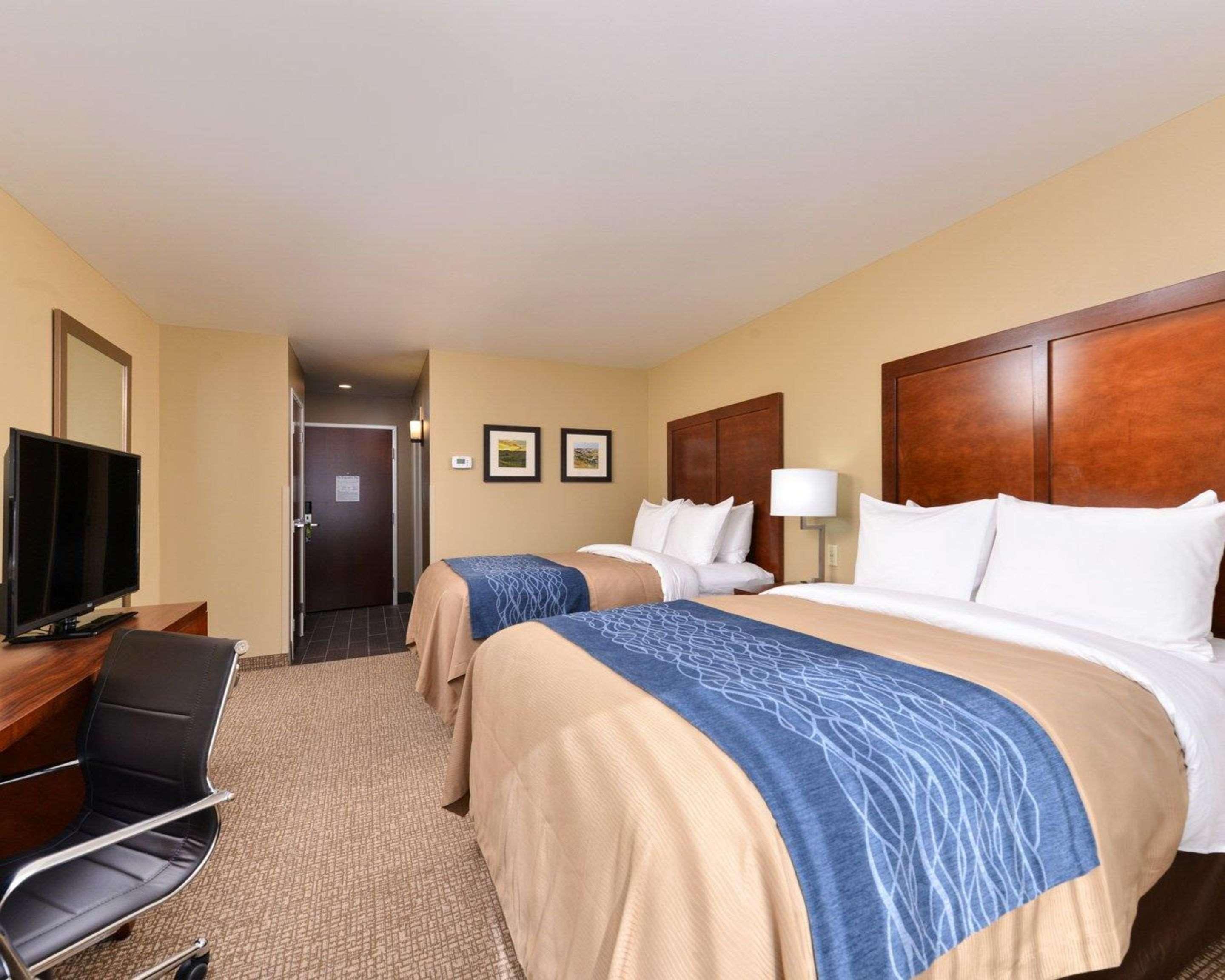 Comfort Inn & Suites Mandan - Bismarck Exterior photo