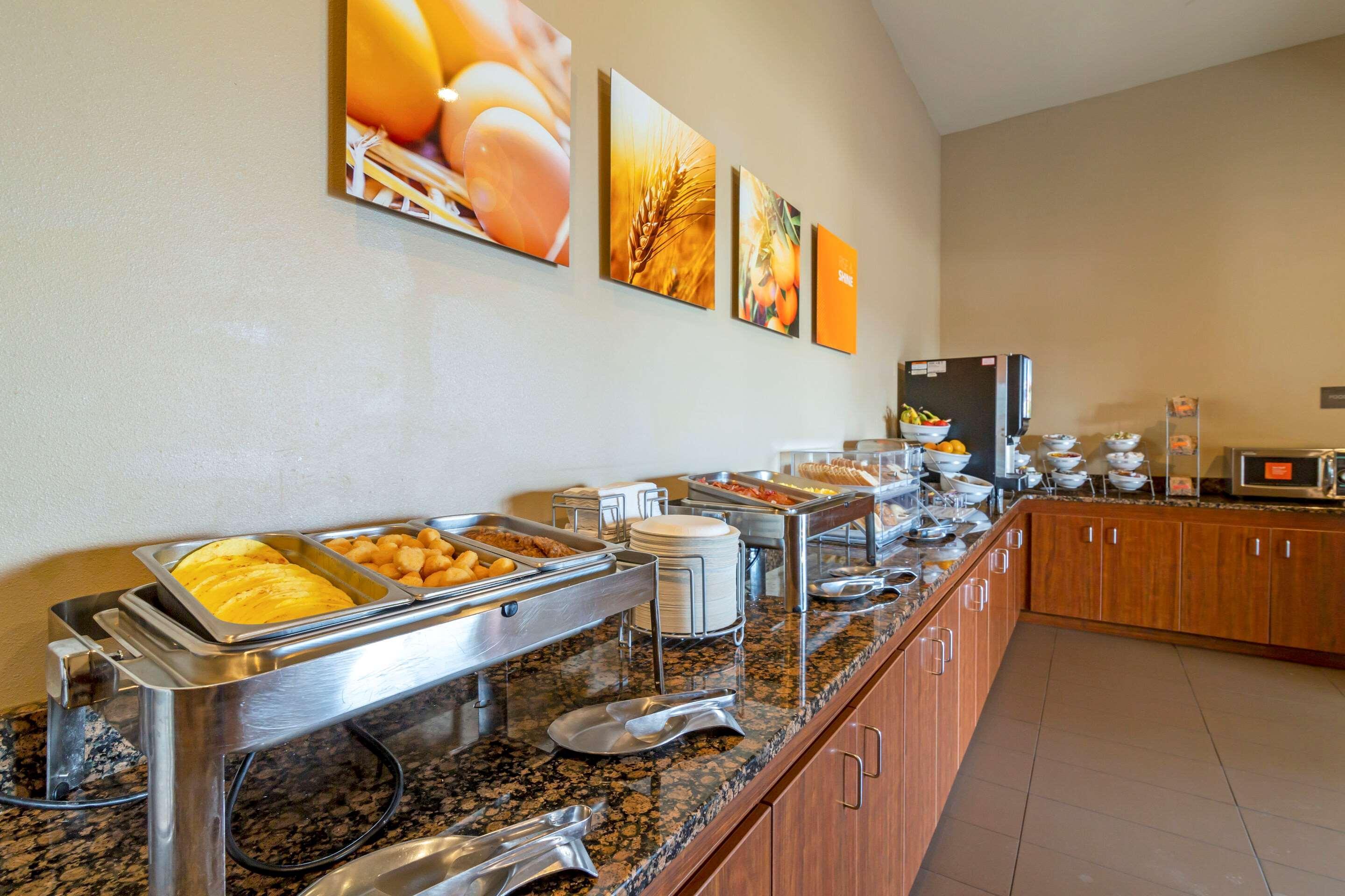 Comfort Inn & Suites Mandan - Bismarck Exterior photo