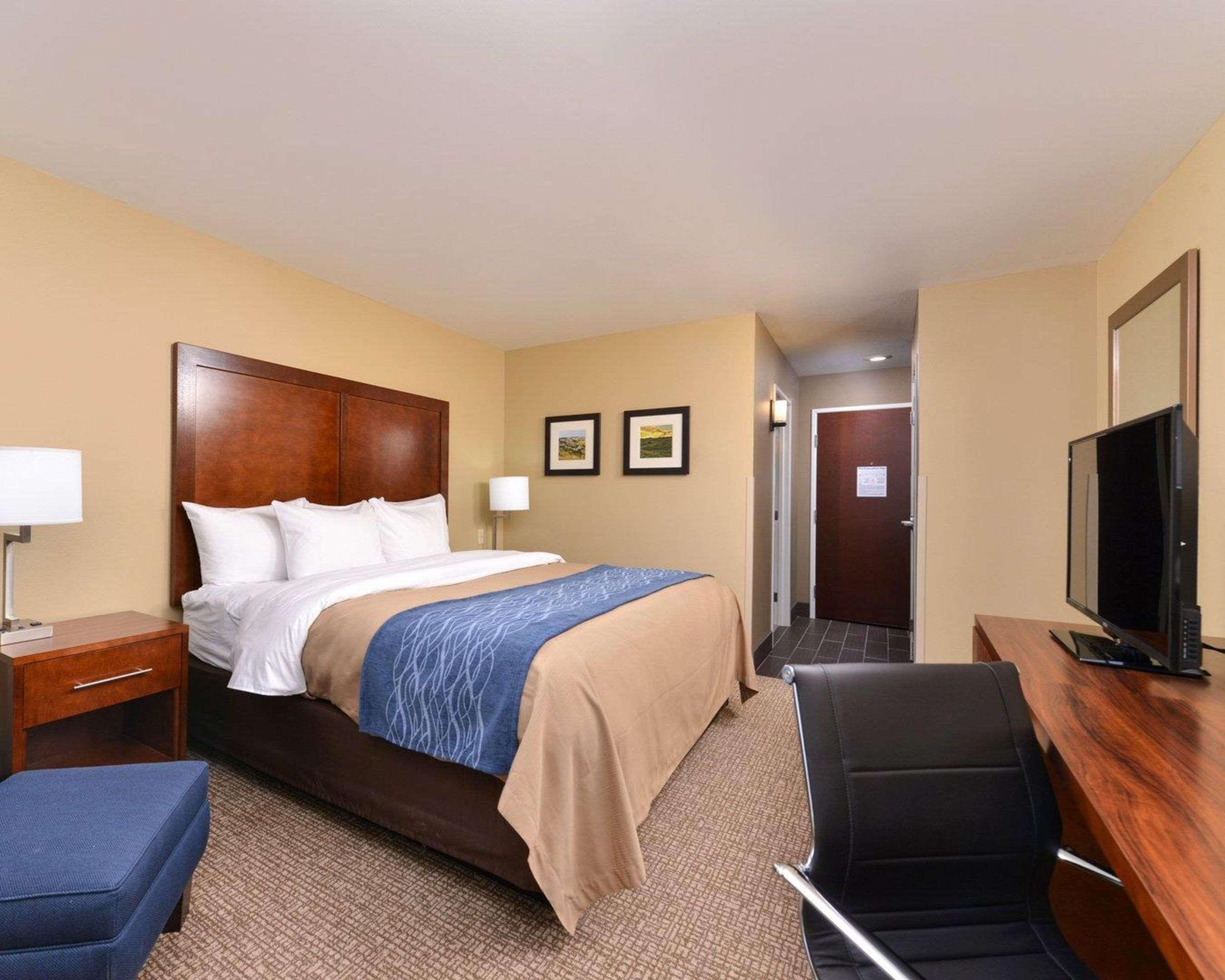 Comfort Inn & Suites Mandan - Bismarck Exterior photo
