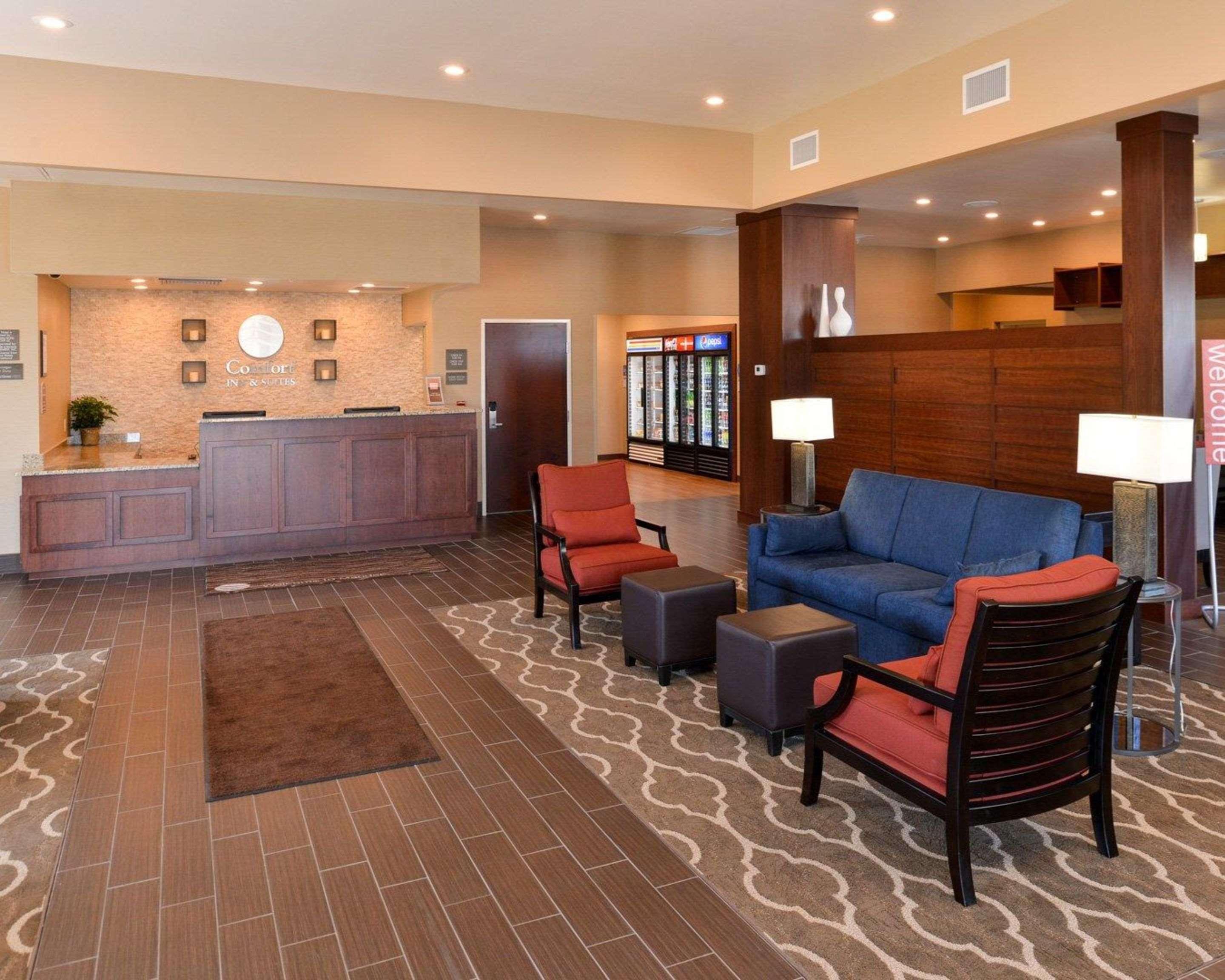 Comfort Inn & Suites Mandan - Bismarck Exterior photo