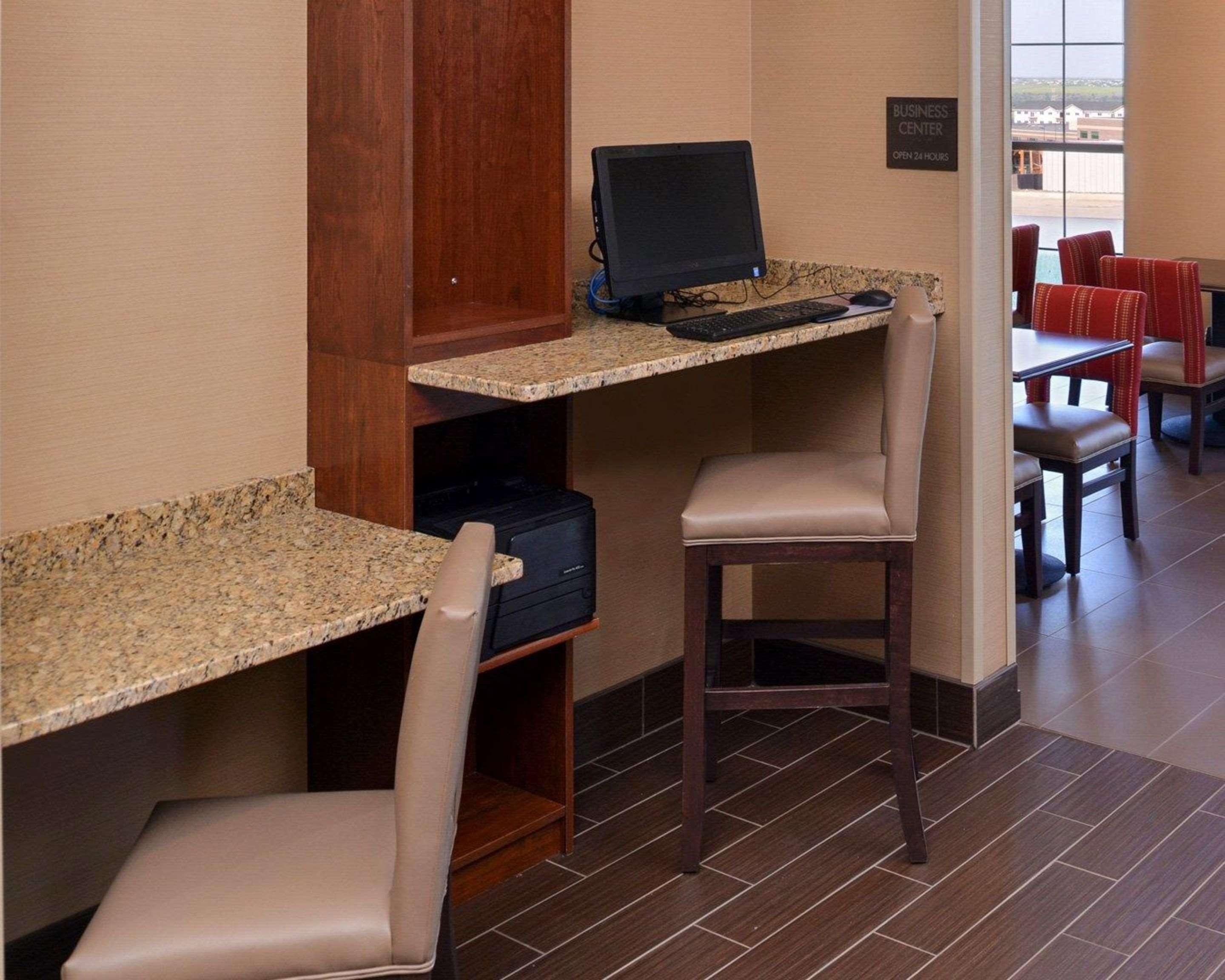 Comfort Inn & Suites Mandan - Bismarck Exterior photo