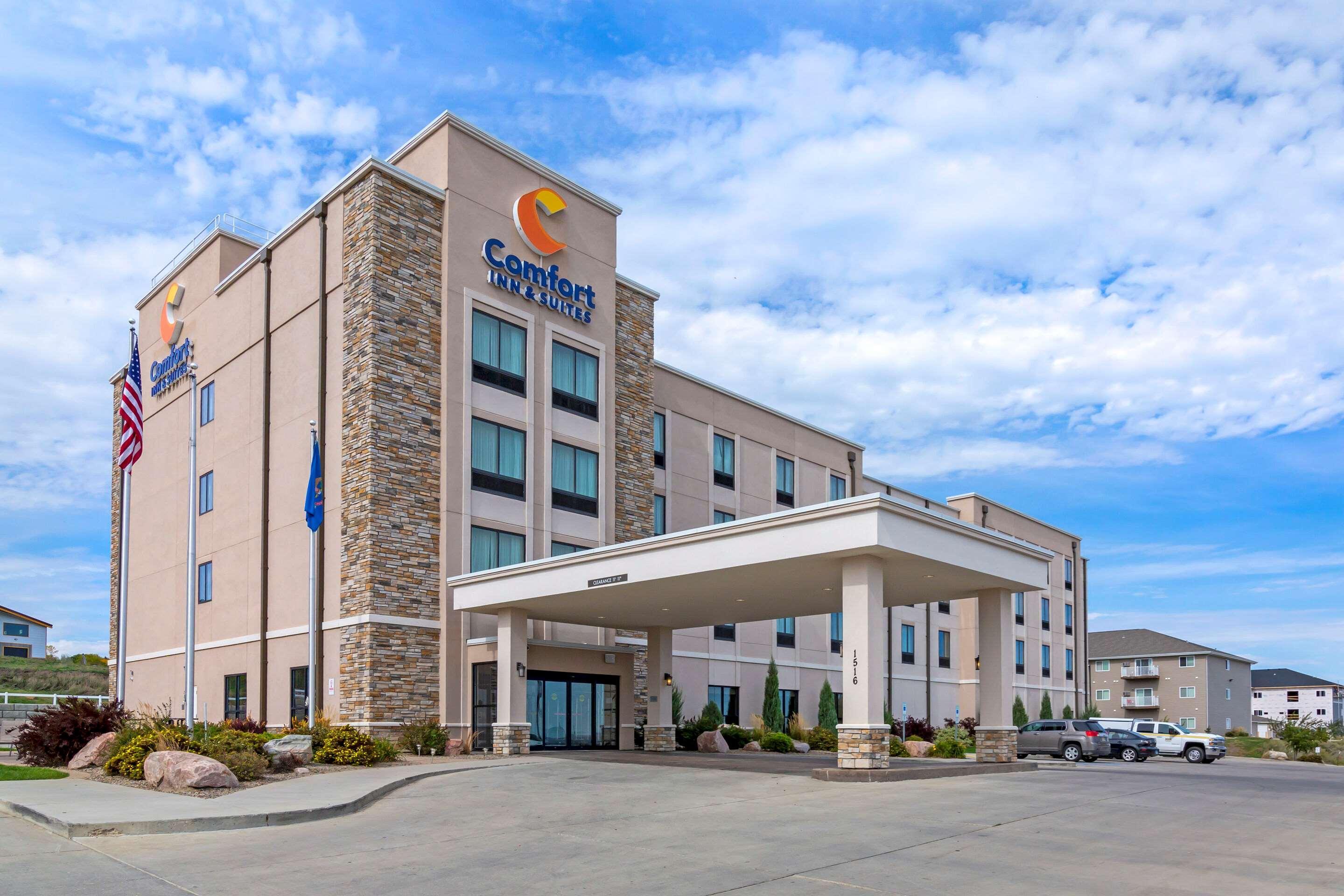 Comfort Inn & Suites Mandan - Bismarck Exterior photo